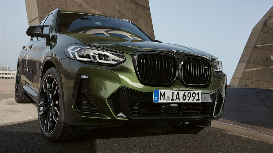 BMW X3 M40i G01 LCI restylage 2021 Malachitgrün metallic vue avant en stationnement