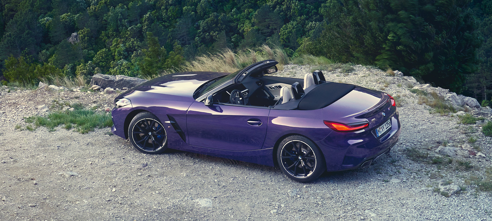 Vue en plongée de la BMW Z4 Roadster (G29) vue de trois quarts arrière en mouvement