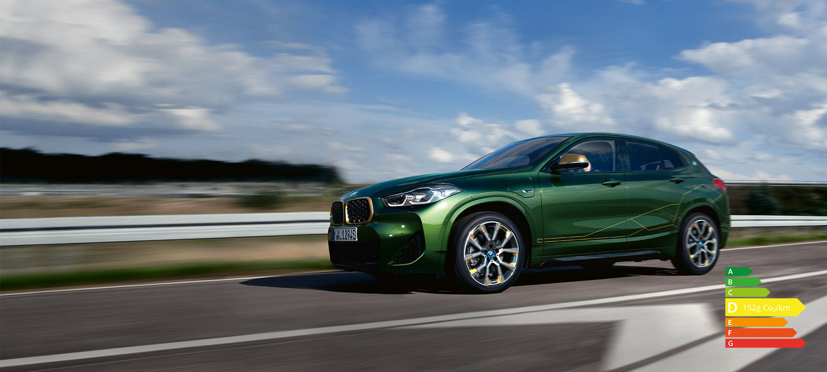 BMW X2 F39 Sanremo Green metallic vue de trois quarts de profil avec modèle